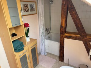 Hair dryer, towels, soap, toilet paper - Loft mit Privater Dachterrasse (Gera)