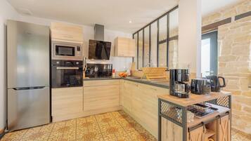 Køleskab, mikrobølgeovn, ovn, kogeplade