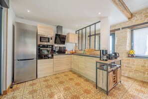 Jääkaappi, mikroaaltouuni, uuni, liesi