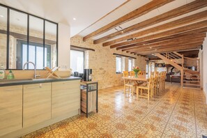 Jääkaappi, mikroaaltouuni, uuni, liesi