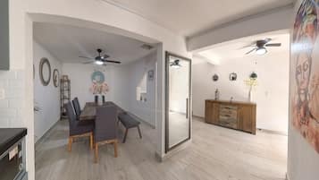 Casa Confort, 3 habitaciones, cocina, vista al patio | Comedor
