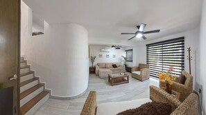 Comfort-Haus, 3 Schlafzimmer, Küche, Blick auf den Innenhof | Wohnzimmer