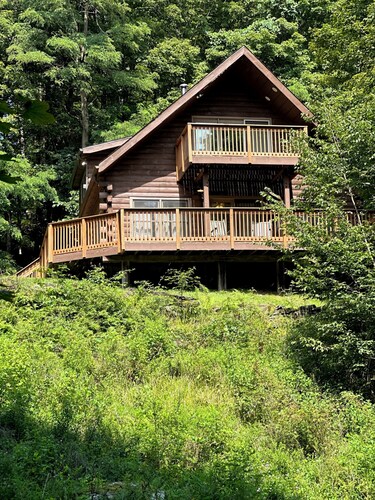 Charming 3-bdrms & loft cabin, with WiFi, mins to Elk Mountain by Lake Idlewild