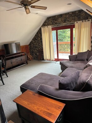 Una Smart TV, un reproductor de DVD, una videoteca