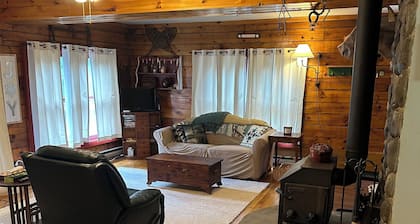 Charming 3-bdrms & loft cabin, with WiFi, mins to Elk Mountain by Lake Idlewild
