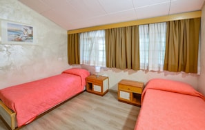 Bügeleisen/Bügelbrett, Reisekinderbett, kostenloses WLAN