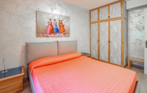 Iron/ironing board, travel crib, free WiFi