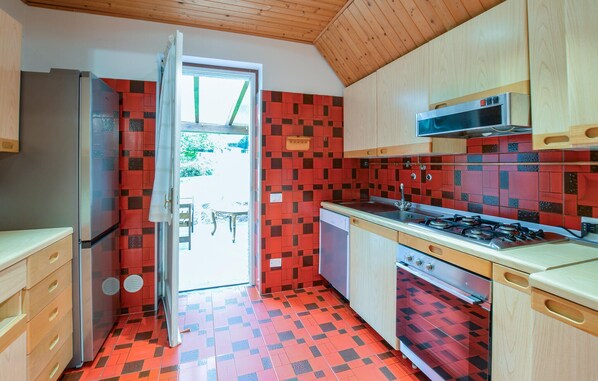 Fridge, stovetop, dishwasher, cookware/dishes/utensils