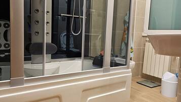 Articles de toilette gratuits, sĂšche-cheveux, chaussons