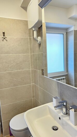 Kostenlose Toilettenartikel, Haartrockner, Hausschuhe, Handtücher