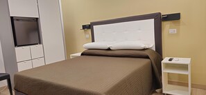 Desk, iron/ironing board, free WiFi - Convenient Booking B&B (Rome)