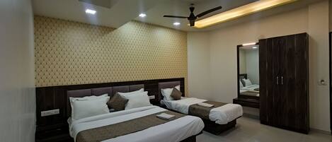 Suite básica | Ropa de cama de alta calidad, edredones de plumas, escritorio