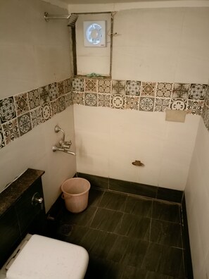 Basic Suite | Bathroom | Shower, rainfall showerhead, free toiletries, slippers - Hotel Dev Palace Ahmedabad (Ahmedabad)