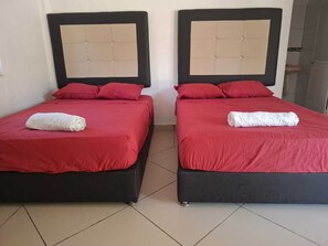 Chambre, vue cour intérieure | Wi-Fi gratuit