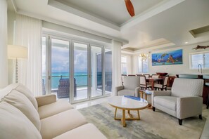 Luxe penthouse, 3 slaapkamers, aan het strand | Woonruimte | Een 60-inch smart-tv met digitale zenders, Netflix en streamingdiensten