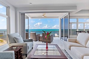 Superior kamer, 1 slaapkamer | Woonruimte | Een 60-inch smart-tv met digitale zenders, Netflix en streamingdiensten