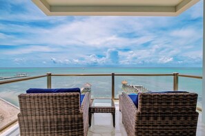 Luxe penthouse, 3 slaapkamers, aan het strand | Uitzicht vanaf balkon