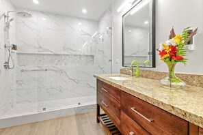 Luxury Condo, 3 Bedrooms, Ocean View | Bathroom | Shower, free toiletries, hair dryer, towels - Royal Kahal Beach Resort (San Pedro)