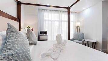 Condo luxueux, 2 chambres, en face de la plage | Literie de qualité, lit avec matelas à plateau-coussin, coffre-fort