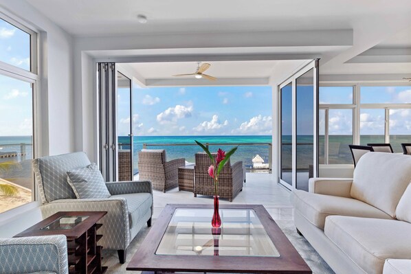 Luxe appartement, 2 slaapkamers, aan het strand | Woonruimte | Een 60-inch smart-tv met digitale zenders, Netflix en streamingdiensten