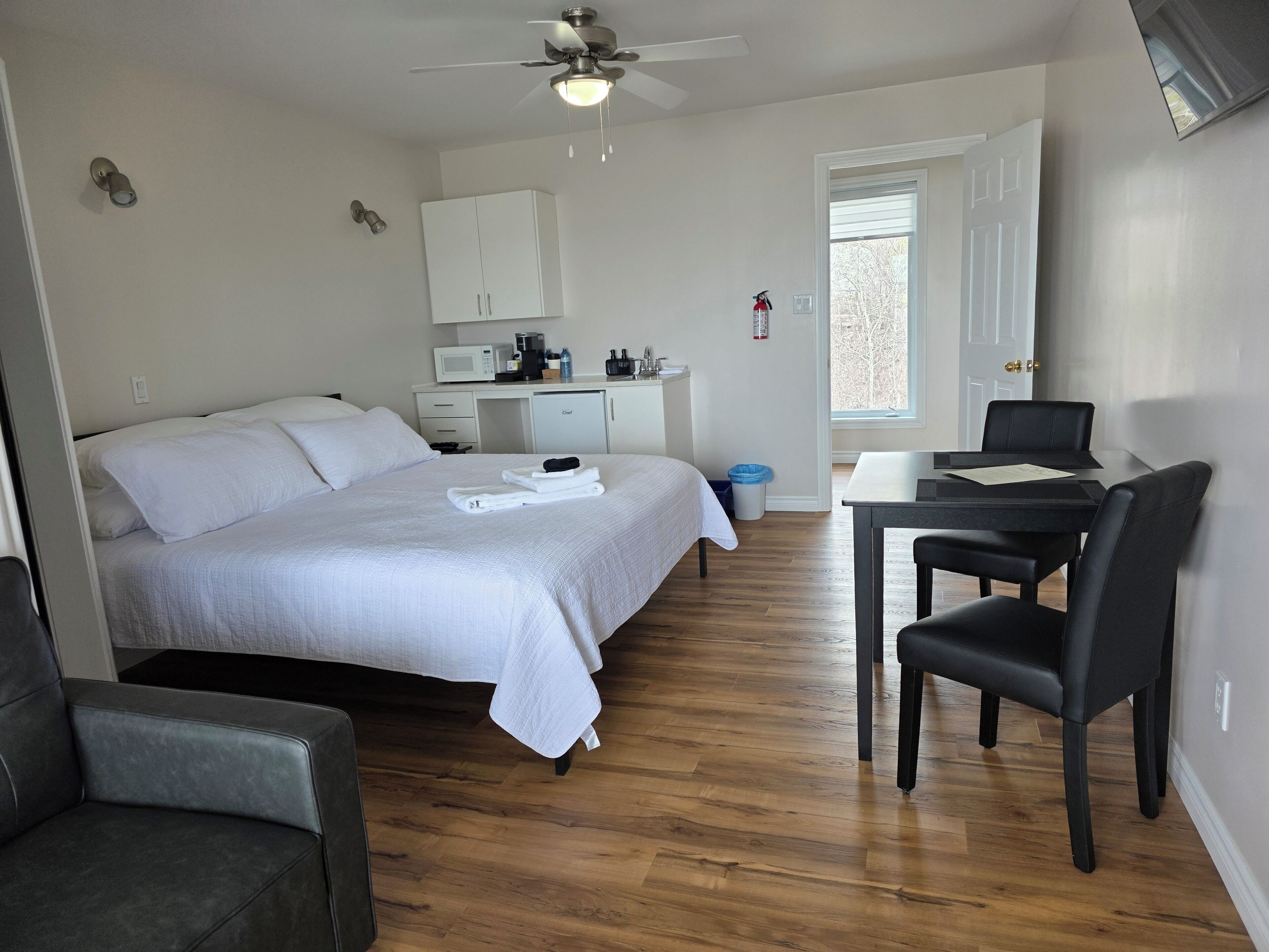 1 bedroom, desk, WiFi, bed sheets