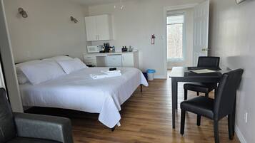 1 bedroom, desk, WiFi, bed sheets