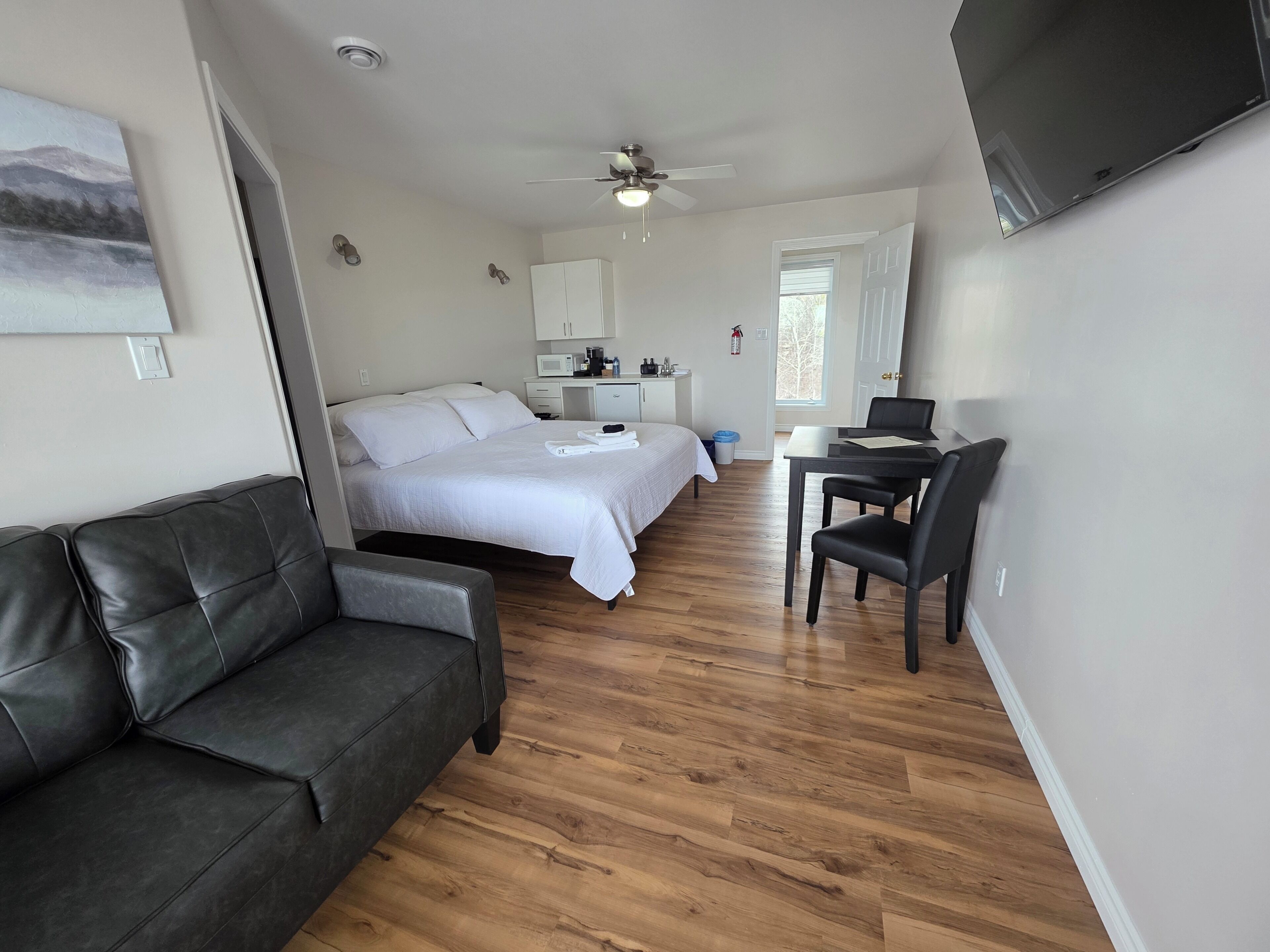 1 bedroom, desk, WiFi, bed sheets
