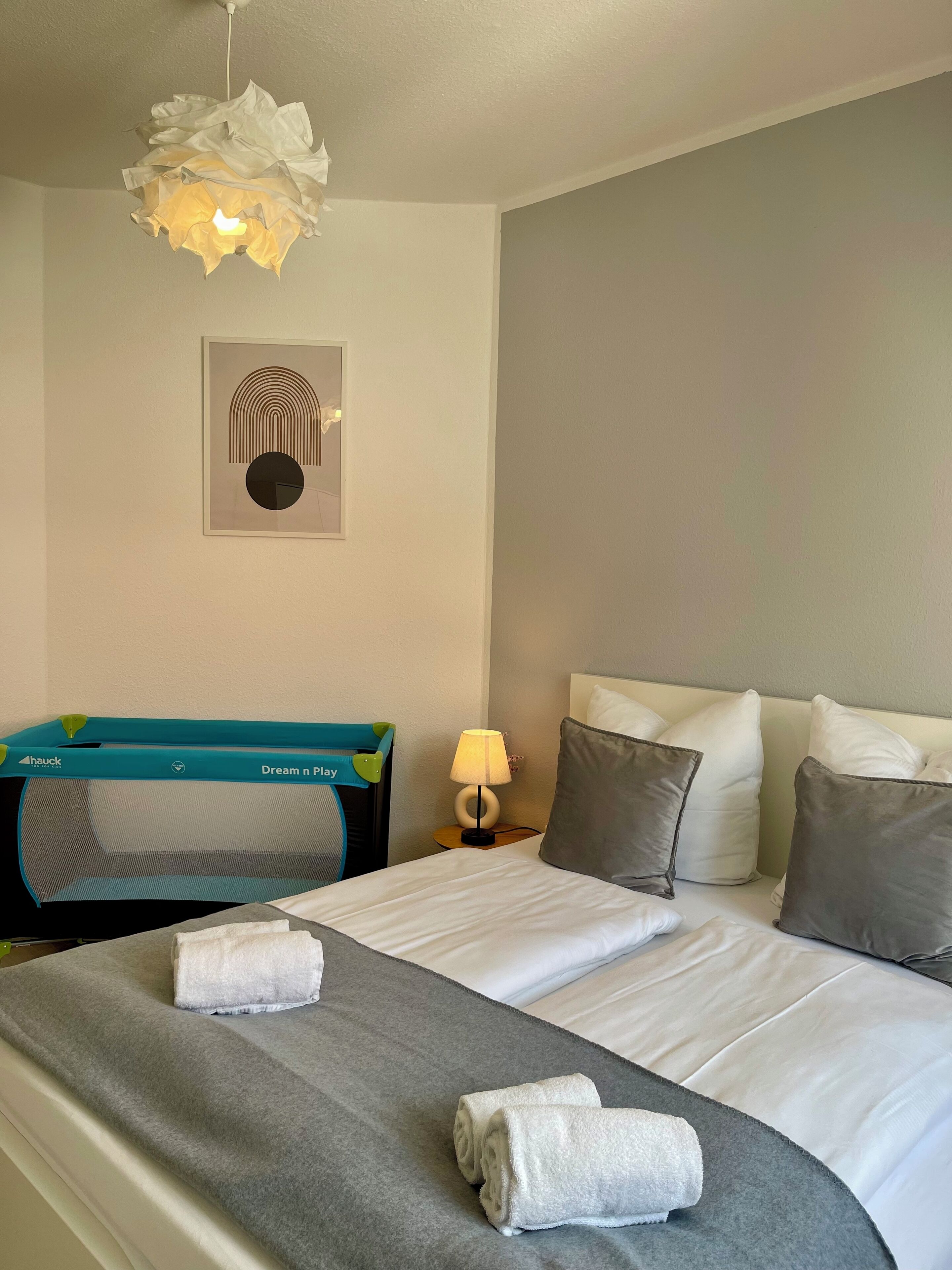 2 sovrum, skrivbord, strykjärn/strykbräda och resesäng