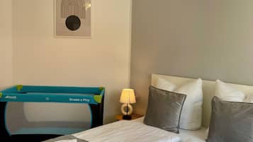 2 sovrum, skrivbord, strykjärn/strykbräda och resesäng