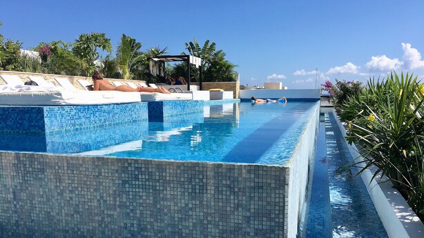 A swimming pool with tiled walls and a clear blue sky. - Your cofortable Oasis in Playa del Carmen (Playa del Carmen)