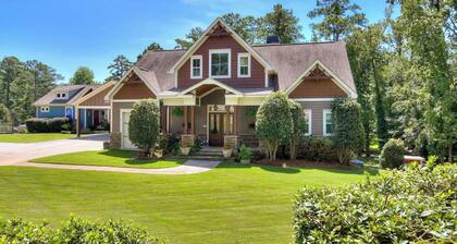 Luxurious Lake Front Estate, Sleeps 20 with Game Room and dock, pet friendly.