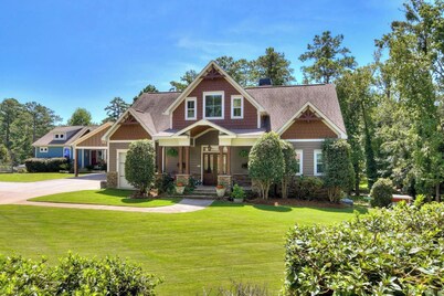 Luxurious Lake Front Estate, Sleeps 20 with Game Room and dock, pet friendly.