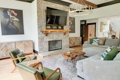 Luxurious Lake Front Estate, Sleeps 20 with Game Room and dock, pet friendly.  