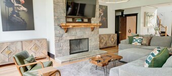 Luxurious Lake Front Estate, Sleeps 20 with Game Room and dock, pet friendly.