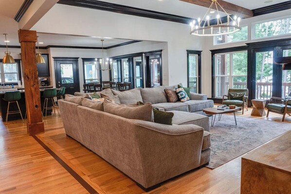 Téléviseur, table de baby-foot