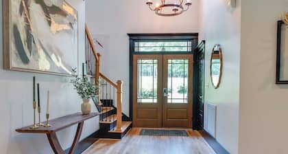 Luxurious Lake Front Estate, Sleeps 20 with Game Room and dock, pet friendly.
