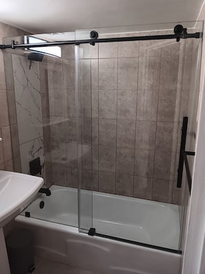 Haartrockner, Handtücher, Seife, Shampoo