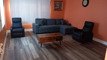 智能电视、书、立体声音响