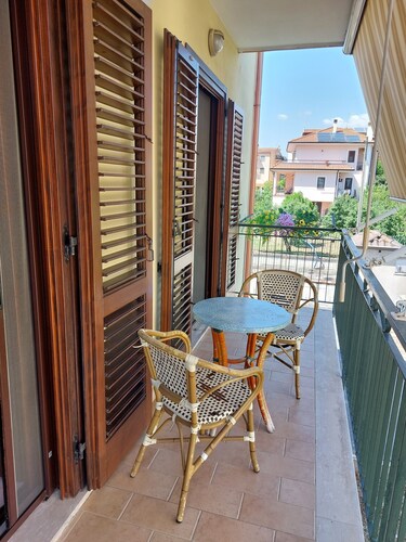 Comfort and convenience, strategic location between sea, mountains, parks.