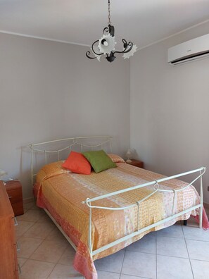 2 bedrooms, iron/ironing board, WiFi, bed sheets - Comfort and convenience, strategic location between sea, mountains, parks. (Velina)