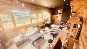 Una Smart TV, una chimenea
