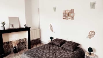 1 bedroom, bed sheets