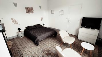 1 bedroom, bed sheets