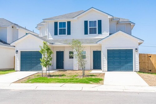 Gorgeous, Brand New 3-Bedrooms Home Near SeaWorld & Lackland Air Force Base.