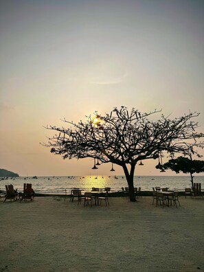 Outdoor dining - Luxury 3-bedroom, 2-bath condo at the Breeze Private Residences Club w/amenities (Guanacaste Province)