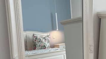 2 Schlafzimmer, Schreibtisch, Bügeleisen/Bügelbrett, Reisekinderbett