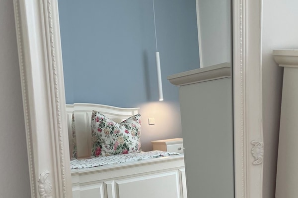 2 slaapkamers, een bureau, een strijkplank/strijkijzer, reisbedje