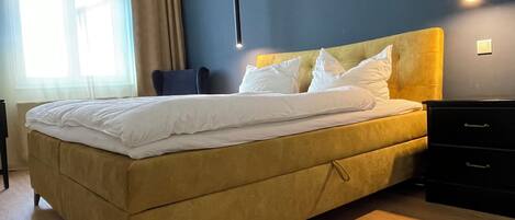 2 Schlafzimmer, Schreibtisch, Bügeleisen/Bügelbrett, Reisekinderbett