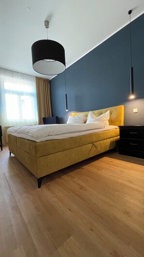2 habitaciones, escritorio y tabla de planchar con plancha 