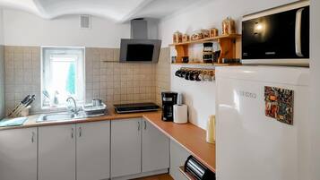 Fridge, coffee/tea maker